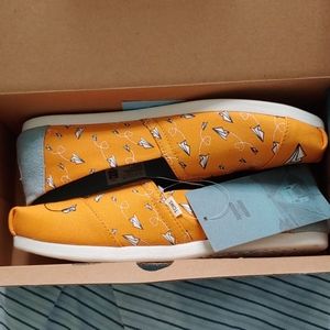 Paper Airplane Toms